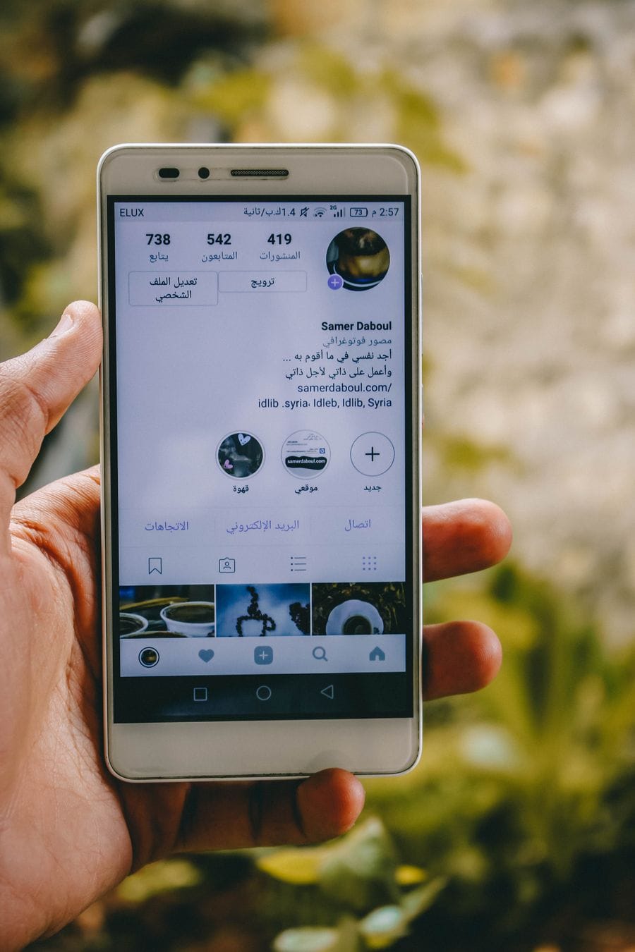 صاحب متجر يصوّر منتجات بهاتف ذكي لصفحة أعمال على إنستغرام