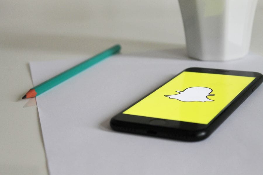 هاتف ذكي على مكتب يعرض شاشة ملف شخصي في سناب شات