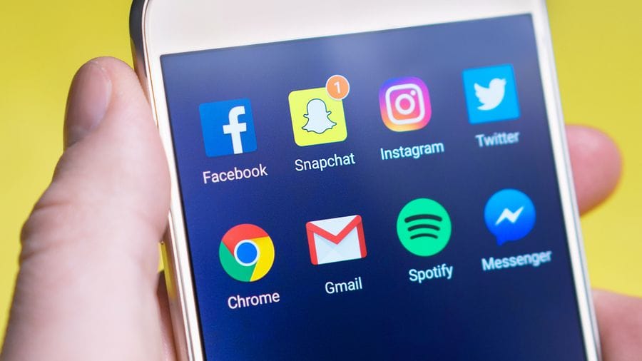 هاتفان ذكيان جنباً إلى جنب يعرضان تطبيقي سناب شات وإنستغرام