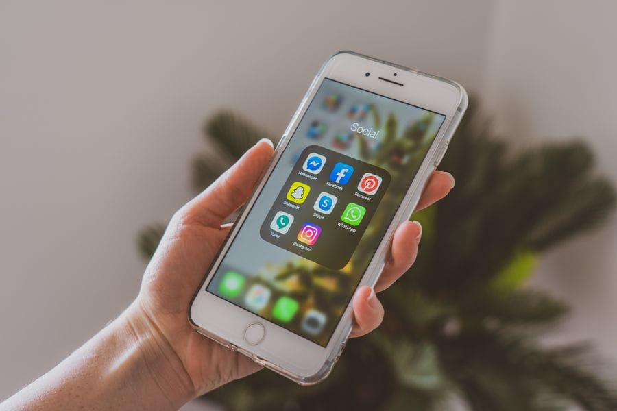 صانع محتوى شاب يسجّل قصة سناب شات على هاتف ذكي مع إضاءة حلقية