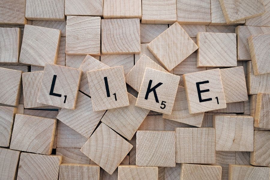 أحرف خشبية تشكّل كلمة LIKE كرمز للإثبات الاجتماعي