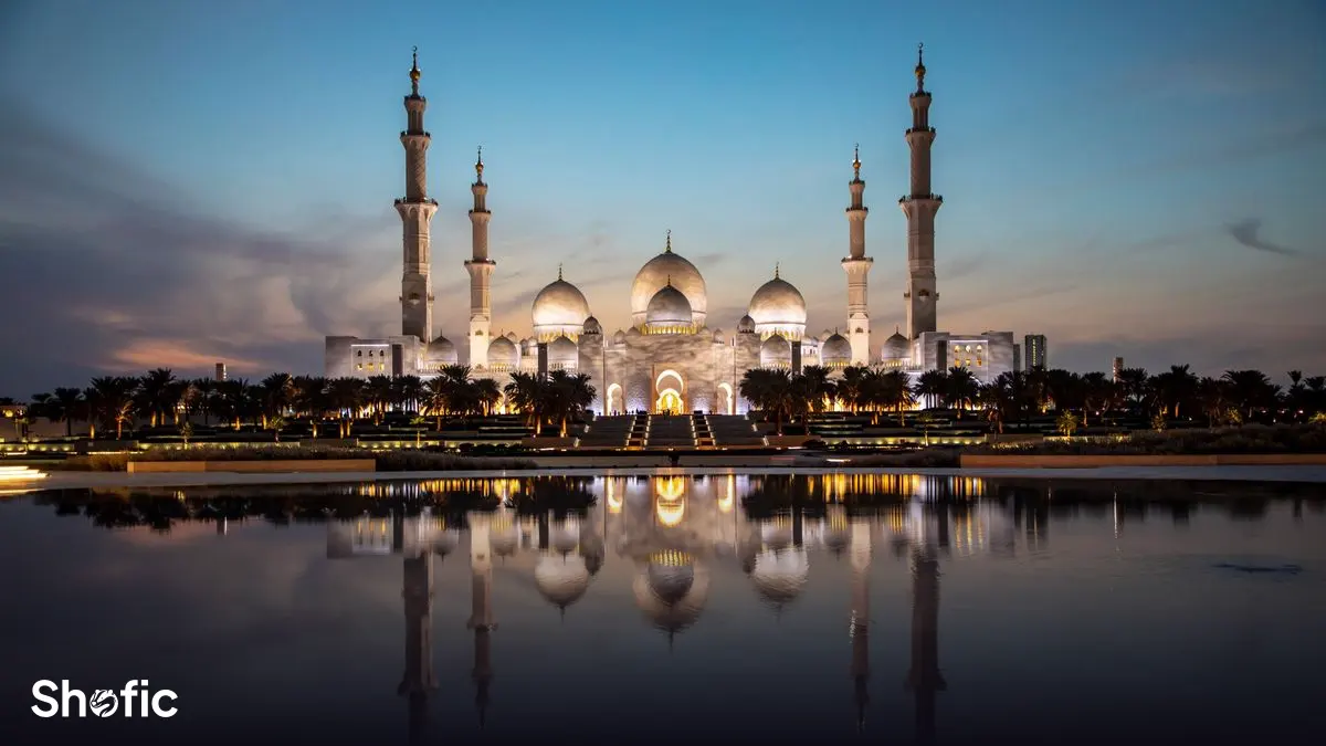 Sheikh Zayed Grand Mosque reflected in water